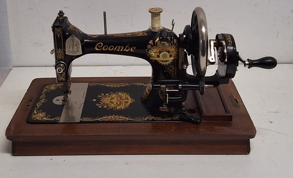 Lot 1321 - VINTAGE SEWING MACHINE