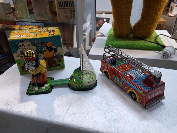 Lot 1114 - TIN TOYS