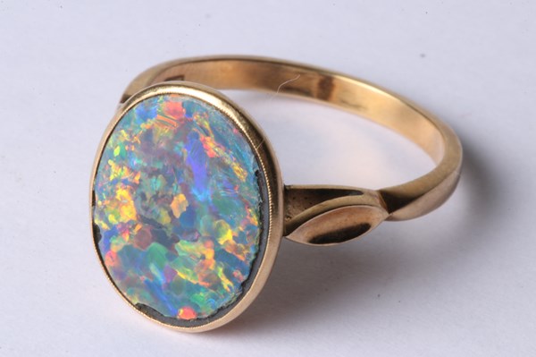 Lot 1017 - GOLD OPAL RING