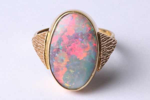 Lot 1019 - GOLD & OPAL RING