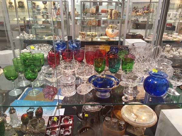 Lot 1182 - DECORATIVE GLASSWARE