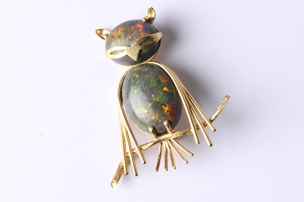 Lot 1023 - GOLD OPAL BROOCH