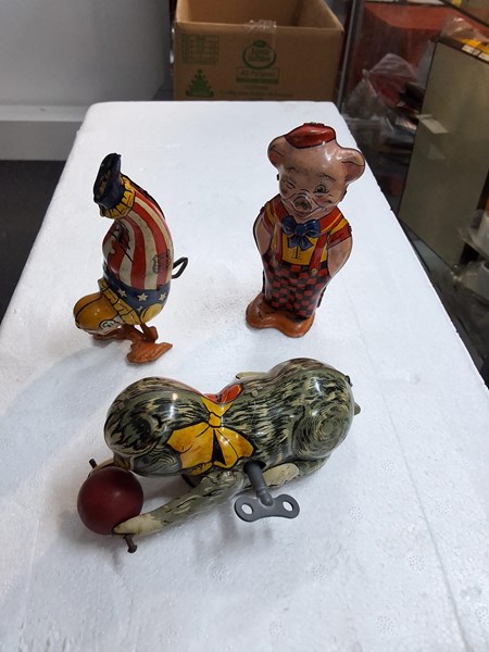 Lot 1116 - TIN TOYS