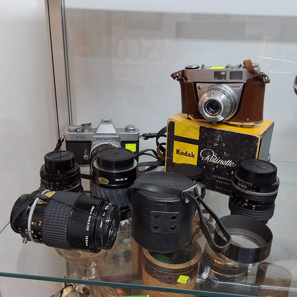 Lot 1126 - CAMERAS & LENSES