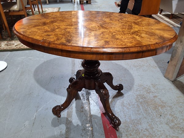 Lot 12 - LOO TABLE