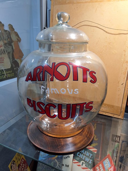 Lot 1177 - BISCUIT JAR