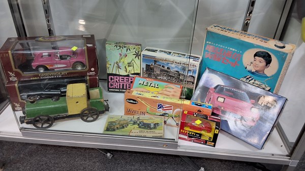 Lot 1105 - CARS AND MODEL KITS