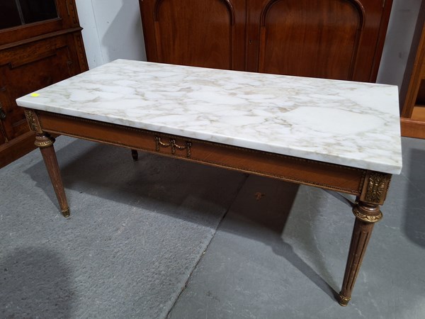 Lot 472 - COFFEE TABLE