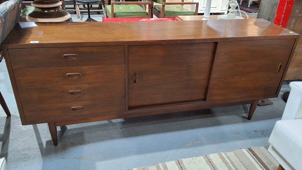 Lot 285 - SIDEBOARD