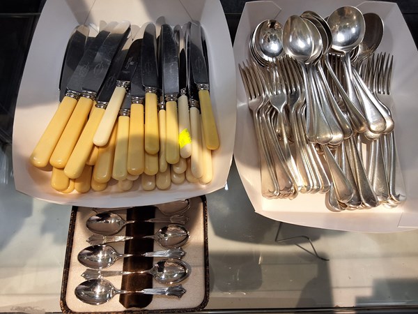 Lot 1202 - FLATWARE