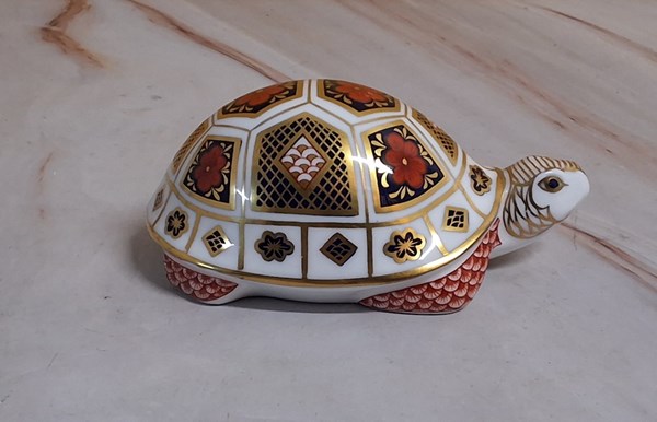 Lot 1050 - ROYAL CROWN DERBY PAPERWEIGHT