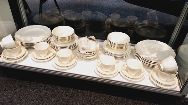 Lot 1359 - DINNER SERVICE