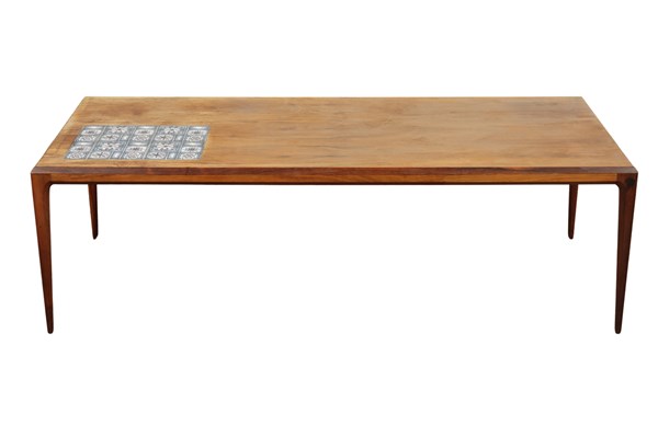 Lot 119 - COFFEE TABLE