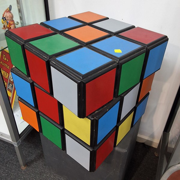 Lot 1108 - RUBIK'S CUBE STOOL/TABLE