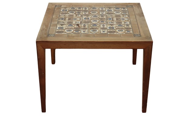 Lot 172 - COFFEE TABLE