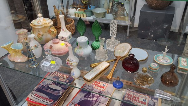 Lot 1390 - DRESSING TABLE ITEMS