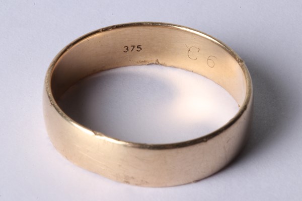 Lot 1003 - GOLD BAND