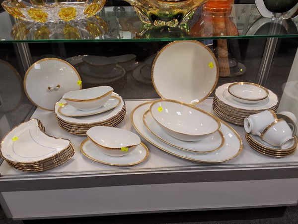 Lot 1205 - DINNERWARE