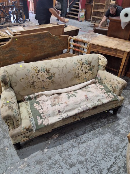 Lot 299 - COUCH