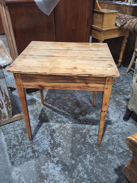 Lot 241 - TABLE