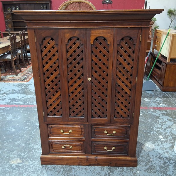 Lot 77 - TV CABINET