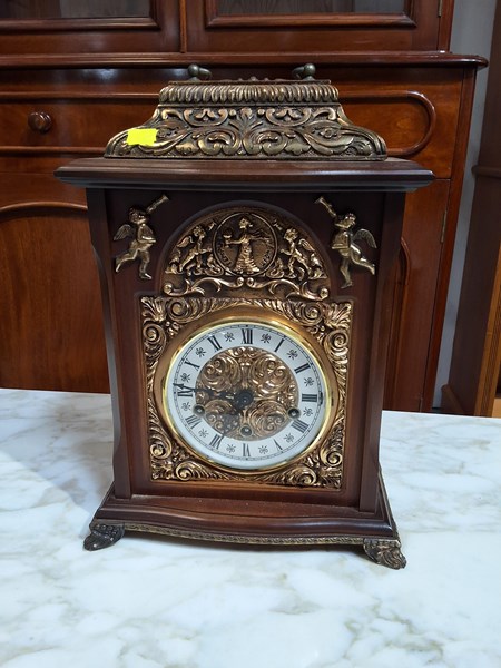 Lot 1305 - MANTEL CLOCK