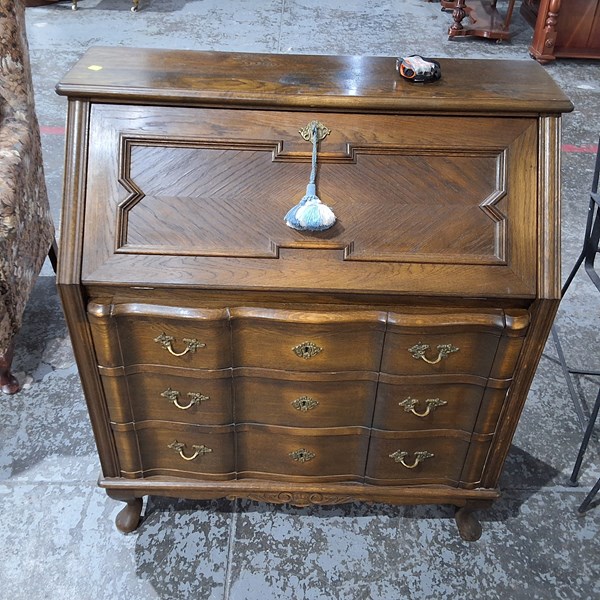 Lot 70 - BUREAU DESK