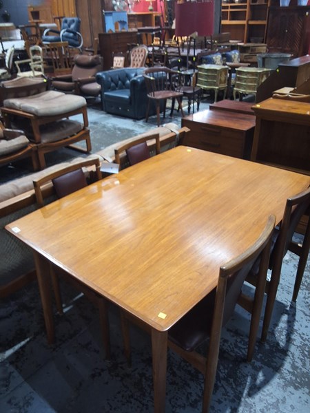 Lot 213 - DINING TABLE