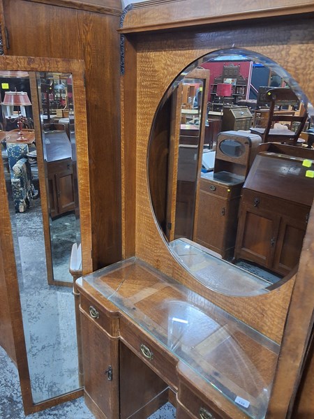 Lot 198 - DRESSING TABLE