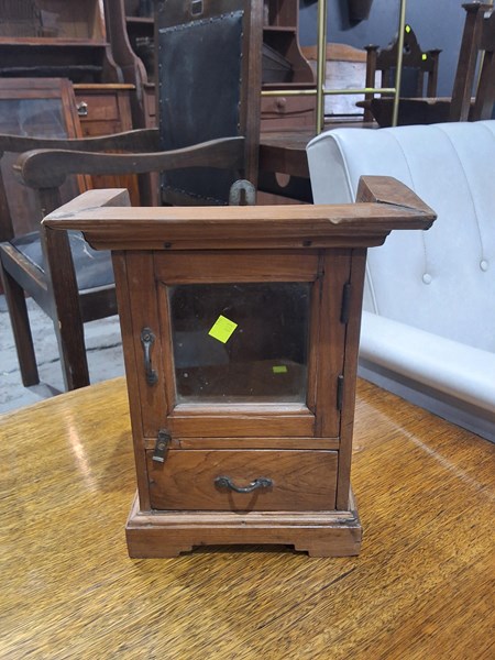 Lot 81 - DISPLAY CABINET