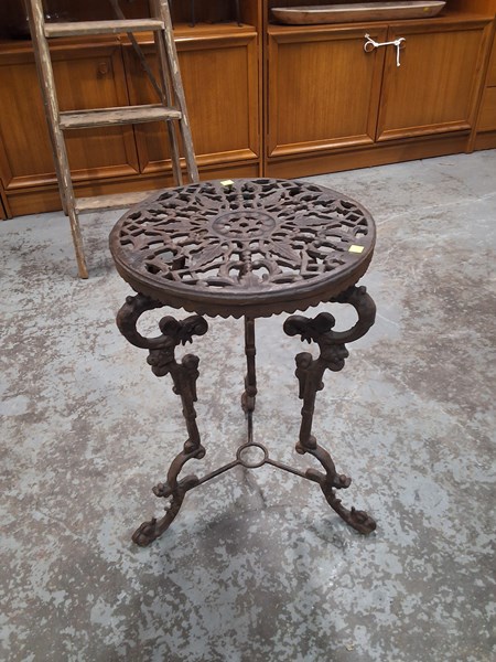 Lot 138 - TABLE