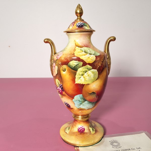 Lot 1161 - LIDDED MANTLE VASE