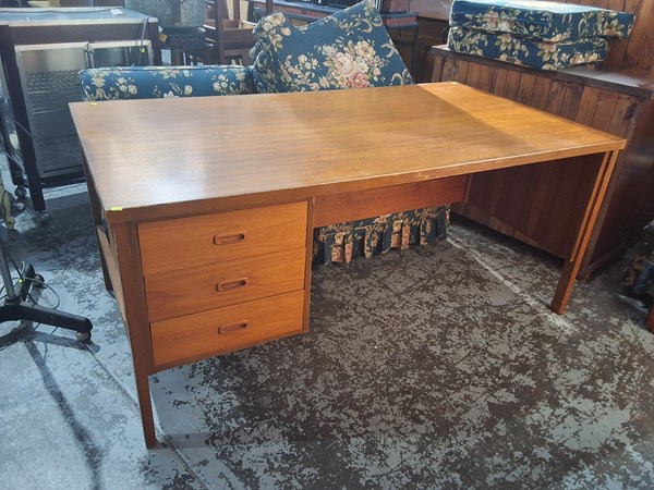 Lot 17 - DESK