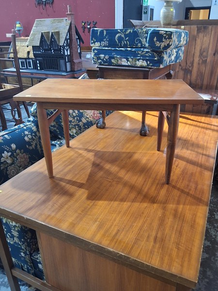 Lot 216 - COFFEE TABLE