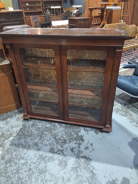 Lot 40 - DISPLAY CABINET