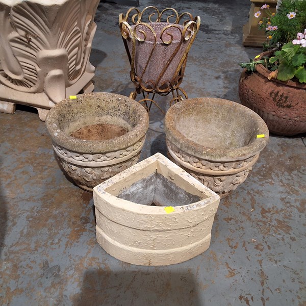 Lot 393 - GARDEN POT LOT