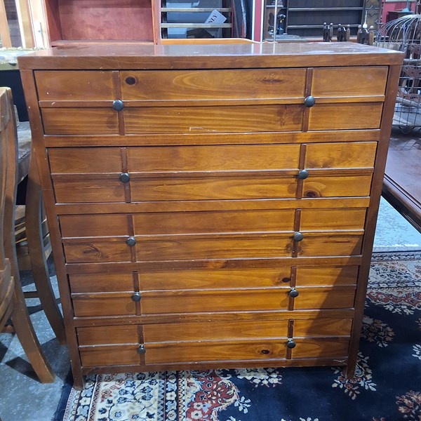 Lot 109 - CHEST OF DRAWERS