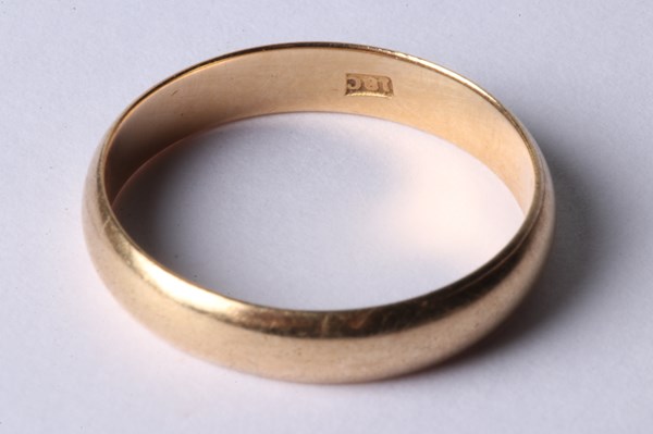 Lot 1018 - GOLD RING