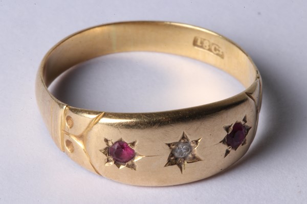 Lot 1004 - GOLD RING