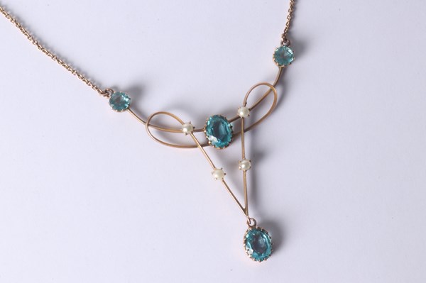 Lot 1012 - GOLD NECKLACE