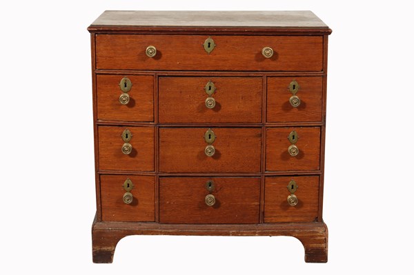 Lot 12 - CHEST OF DRAWERS