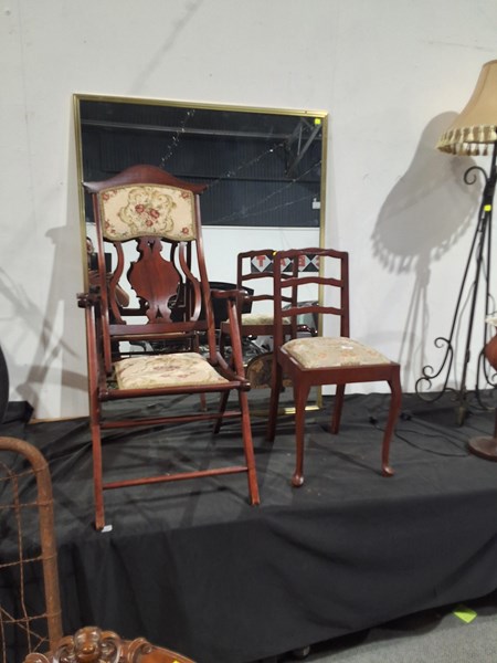 Lot 290 - MIRROR & CHAIRS