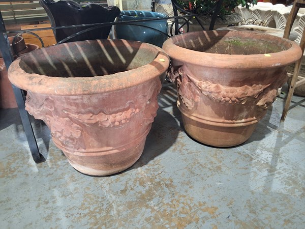 Lot 388 - PLANT POTS