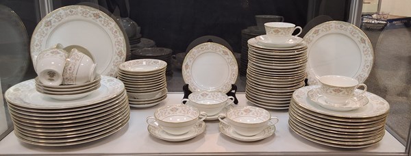 Lot 1173 - PART DINNER SERVICE