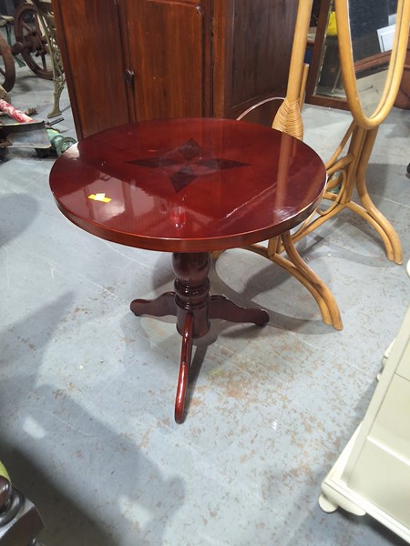 Lot 446 - OCCASIONAL TABLE