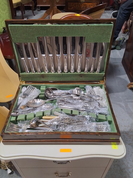 Lot 356 - CUTLERY CANTEEN