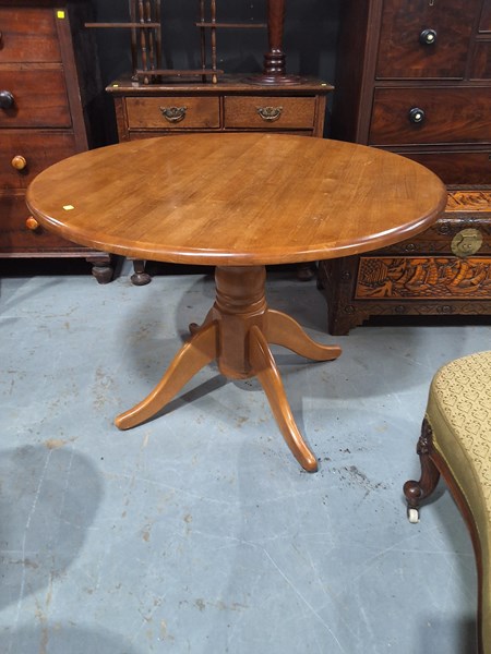 Lot 290 - KITCHEN TABLE