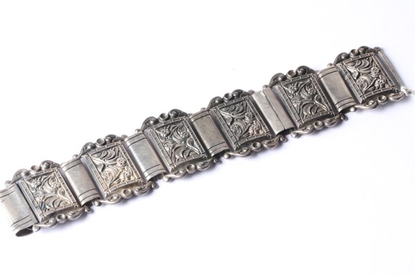 Lot 1009 - SILVER BRACELET