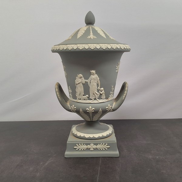 Lot 1165 - WEDGWOOD LIDDED URN