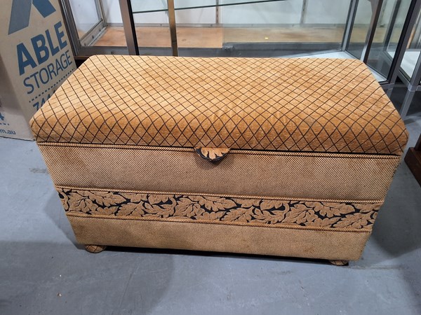 Lot 205 - BLANKET BOX